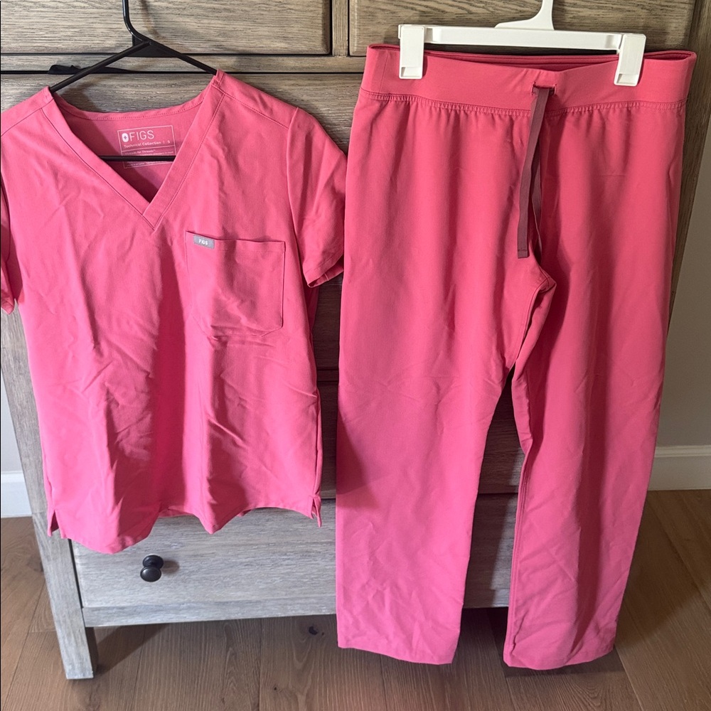 Figs Coral Scrub Ensemble